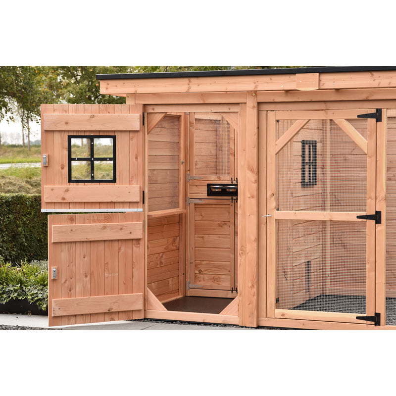 Holz-Hühnerstall mit kleinem Fenster, offener Eingangstür und Drahtgitter-Anbau; naturbelassenes Holz, Gartenumgebung.