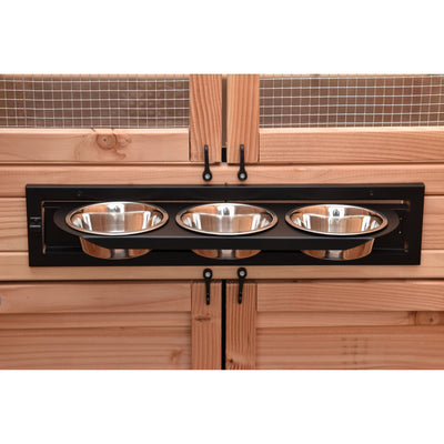 Dreifach-Napfhalter aus schwarzem Metall mit drei Edelstahlnäpfchen, an einer Holzwand montiert – ideale Haustierfutterstation.