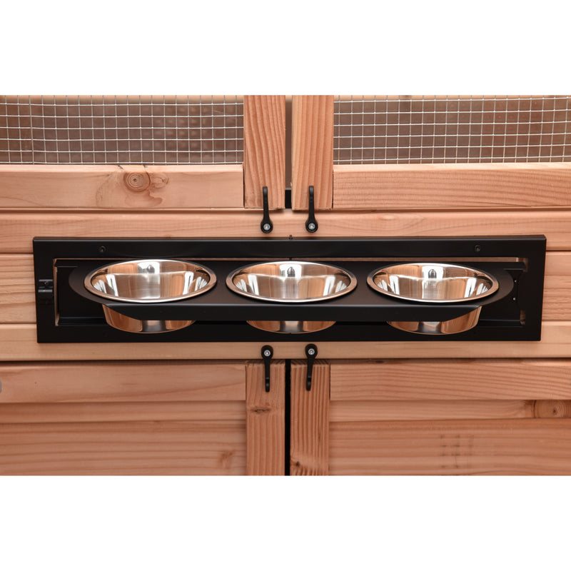 Dreifach-Napfhalter aus schwarzem Metall mit drei Edelstahlnäpfchen, an einer Holzwand montiert – ideale Haustierfutterstation.