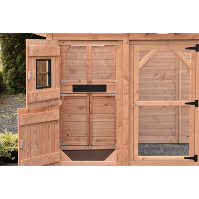 Holz-Hühnerstall aus naturbelassenem Holz mit geöffneten Türen; links kleine Tür mit Fenster, Mitte Wandbereich mit schwarzem Schlitz/Panel, rechts grosse Türfront aus Drahtgewebe und Metallbeschlägen; Aussenbereich mit Kies und umliegenden Pflanzen.