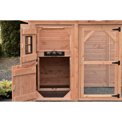 Holz-Hühnerstall mit offener Tür, Innenraum aus Holz mit Futterspender, rechter Laufbereich mit Drahtgitter.