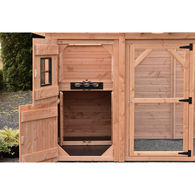 Holz-Hühnerstall mit offener Tür, Innenraum aus Holz mit Futterspender, rechter Laufbereich mit Drahtgitter.