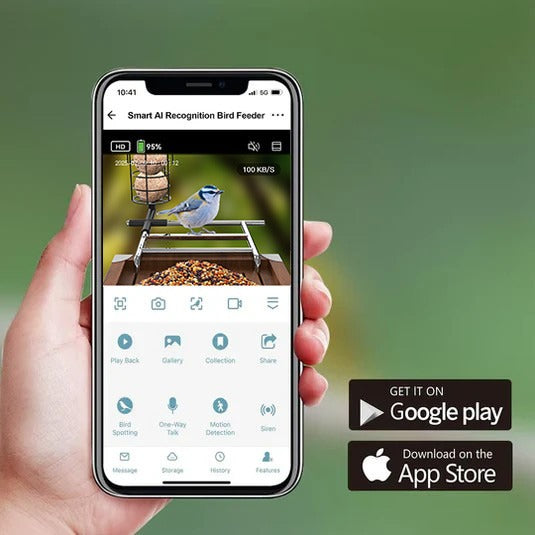 Smartphone mit geöffneter App Smart AI Recognition Bird Feeder, die einen Vogel am Futterspender zeigt; grüne Hintergrundlandschaft; App-Oberfläche mit Symbolleisten und Google Play- sowie App Store-Icons rechts.