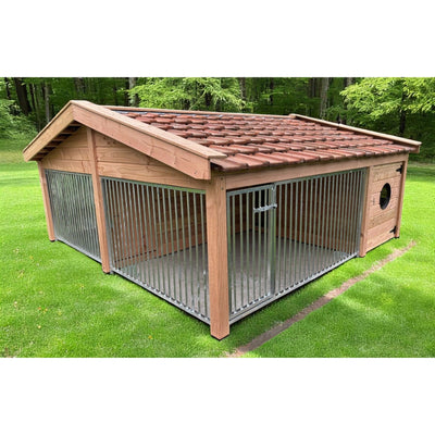 Grosser Hundezwinger aus Holz mit vertikalen Metallstäben, rotem Ziegeldach, Tür mit Verriegelung, sideseitiges rundes Lochfenster; steht auf grünem Rasen im Garten.