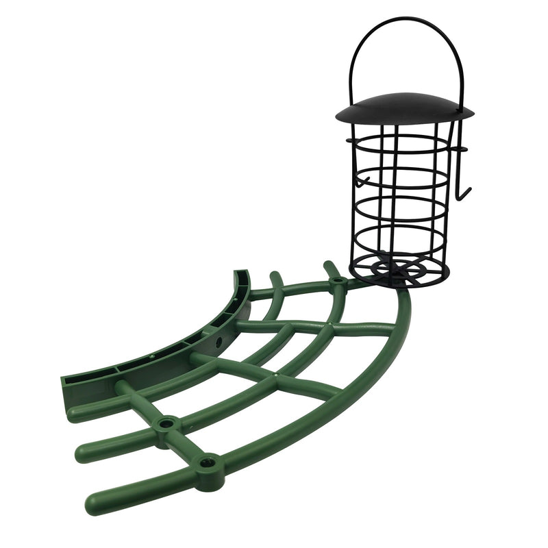 Grüne Metallkonstruktion mit gebogenen Armen und schwarzem Drahtkorb am oberen Ende vor weissem Hintergrund.