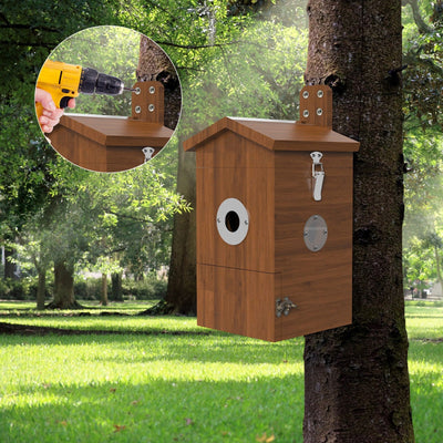 Holzvogelhaus an einem Baum im Park; sichtbar runde Eingänge, Metallbefestigungen und Türverschluss. Nahaufnahme eines gelben Akku-Bohrers beim Montieren der Befestigung.