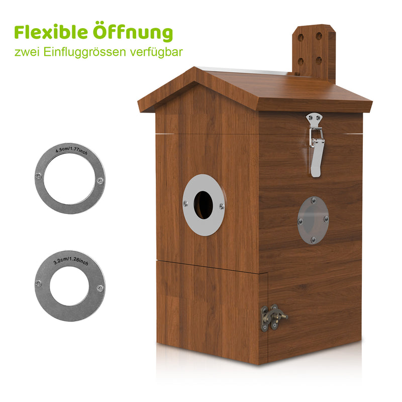 Vogelnistkasten aus Holz mit verstellbarer Öffnung – zwei Einfluggrössen (4,5 cm und 3,2 cm) durch Metallringe; braune Holzoptik, silberne Frontverschlüsse und schräges Dach.