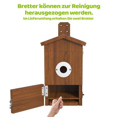 Holz-Vogelhaus-Schrank mit Dach, rundem Eingang, geöffnetem unteren Fach; eine Hand zieht eine ausziehbare Ablage heraus; im Lieferumfang sind zwei Bretter zur Reinigung enthalten.