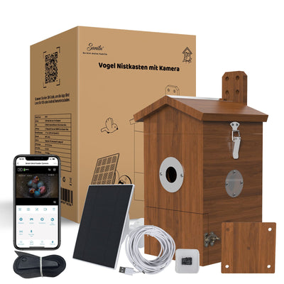 Vogel-Nistkasten mit Kamera aus Holz – Produktbild mit Verpackung, Solarpanel, Kabel, Montagematerial und Smartphone-App-Anzeige.