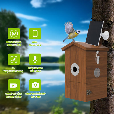 Smartes Vogelhaus mit Solarpanel am Baum, ein Vogel landet auf dem Dach; daneben grüne Icon-Schaltflächen mit Funktionen wie Nachhaltiges Material FSC, App-Steuerung, KI-Vogelkennung, Eingebautes Mikrofon, 1080P HD Live Stream Video und Ultra-Weitwinkel-HD-Foto; Hintergrund mit See und Wald.