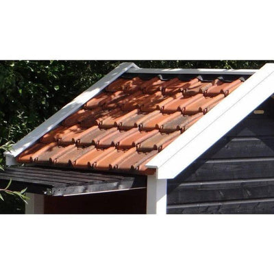 Gartenhaus mit orange-braunen Tonziegeln, weissem Dachrand und dunkler Holzwand; grüne Bäume im Hintergrund.