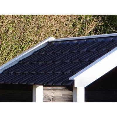 Gartenhaus mit schwarzem Dachziegeln, weissem Dachrand und Holzseite, Hintergrund aus Buschwerk.