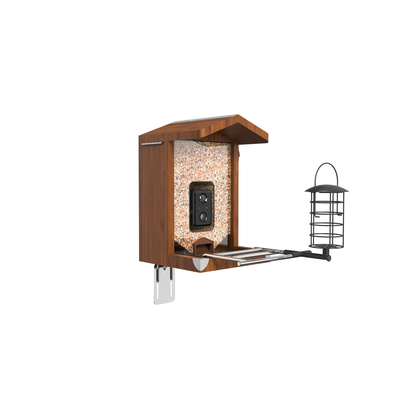 Holz-Vogelhaus mit integriertem Futterspender, ausfahrbarem Futterarm und eingebauter Kamera im Innenraum; rechts ein Draht-Futterkorb.