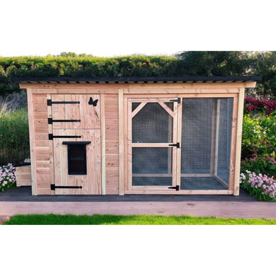 Holz-Hühnerstall mit einer linken Tür mit schwarzen Beschlägen und Schmetterlingsdekor; rechts ein Drahtgitter-Auslauf hinter einer Holzrahmen-Tür, steht auf einer Holzplattform im Garten.