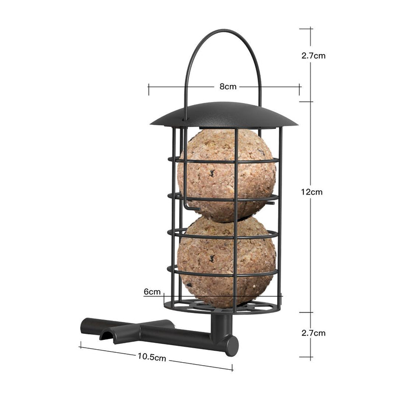 Schwarzer Metall-Vogelfutterspender im Käfig-Design mit Deckel und Aufhänge-Haken, beladen mit zwei Meisenknödeln; Masse: ca. Höhe 12 cm, Durchmesser 8 cm.