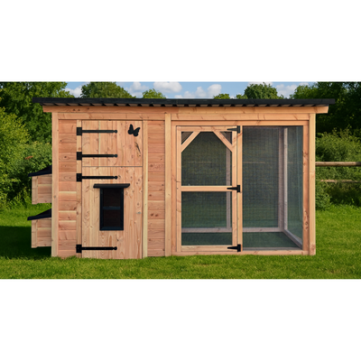 Holz-Hühnerstall im Garten mit Drahtgehege auf der rechten Seite; linke Tür mit schwarzem Schmetterlingsdekor und Metallbeschlägen, Stall steht auf grünem Rasen vor Bäumen und blauem Himmel.