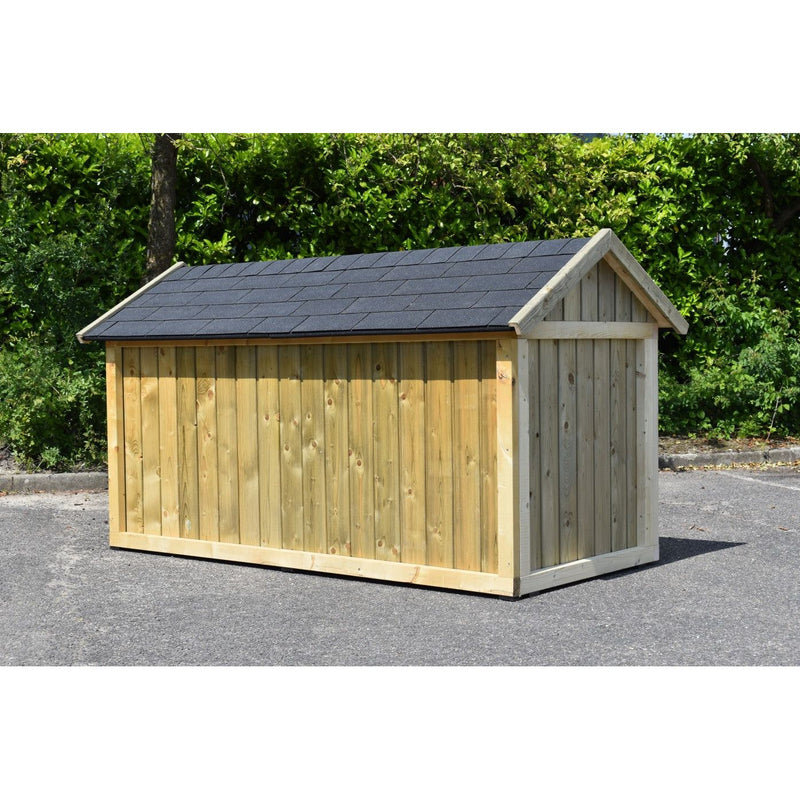 Holz-Gartenhaus mit vertikalen Holzwänden und dunklem Schindeldach auf Asphalt, vor einer grünen Hecke.