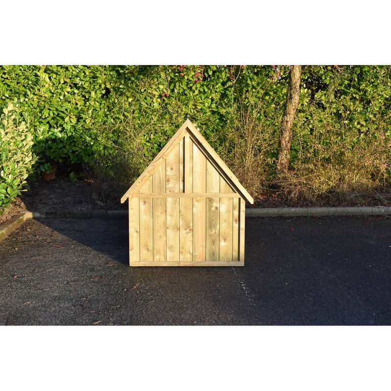 Kleines Holzspielhaus aus Naturholz vor grüner Hecke auf asphaltiertem Untergrund.