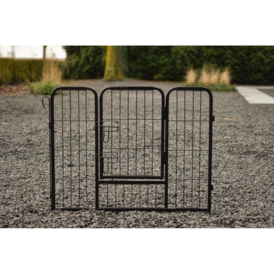 Schwarzer Metallzaun mit drei Paneelen und kleinem Tor, steht auf Kiesboden im Garten; unscharfer Hintergrund mit Bäumen.