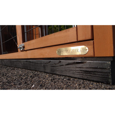 Holz-Gartenzaun mit ovalem Messingschild, das die Webadresse GROOTPLEZIER.nl zeigt.