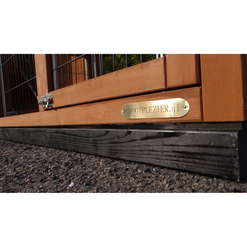 Holz-Gartenzaun mit ovalem Messingschild, das die Webadresse GROOTPLEZIER.nl zeigt.