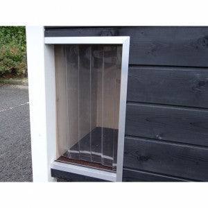 Kleines rechteckiges Aussenfenster mit weissem Rahmen in einer schwarzen Holzfassade.