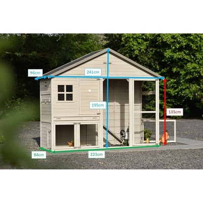 Holz-Hühnerstall mit integriertem Drahtlaufgehege, Türen und Fenstern; Foto mit farbigen Masslinien in Zentimetern.