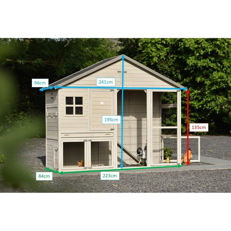 Holz-Hühnerstall mit integriertem Drahtlaufgehege, Türen und Fenstern; Foto mit farbigen Masslinien in Zentimetern.