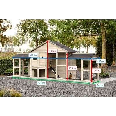 Holz-Hühnerstall mit Anbau und Laufgehege im Garten, sichtbar mit farbigen Messlinien in cm zur Grössenangabe von Länge, Breite und Höhe.