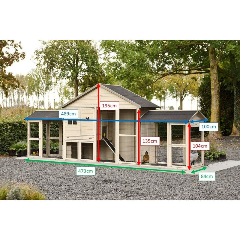 Holz-Hühnerstall mit Anbau und Laufgehege im Garten, sichtbar mit farbigen Messlinien in cm zur Grössenangabe von Länge, Breite und Höhe.