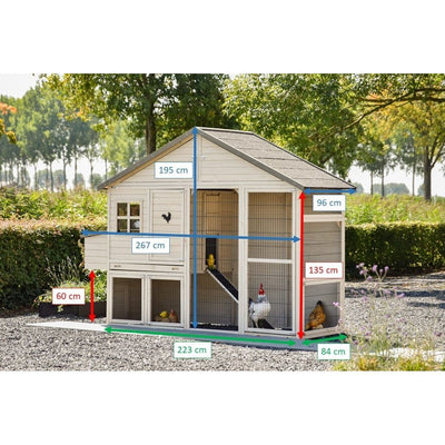 Holz-Hühnerstall mit Drahtgehege im Garten, mehrere Abteile und freier Auslauf; Messlinien veranschaulichen Höhe, Breite und Tiefe des Stalls.