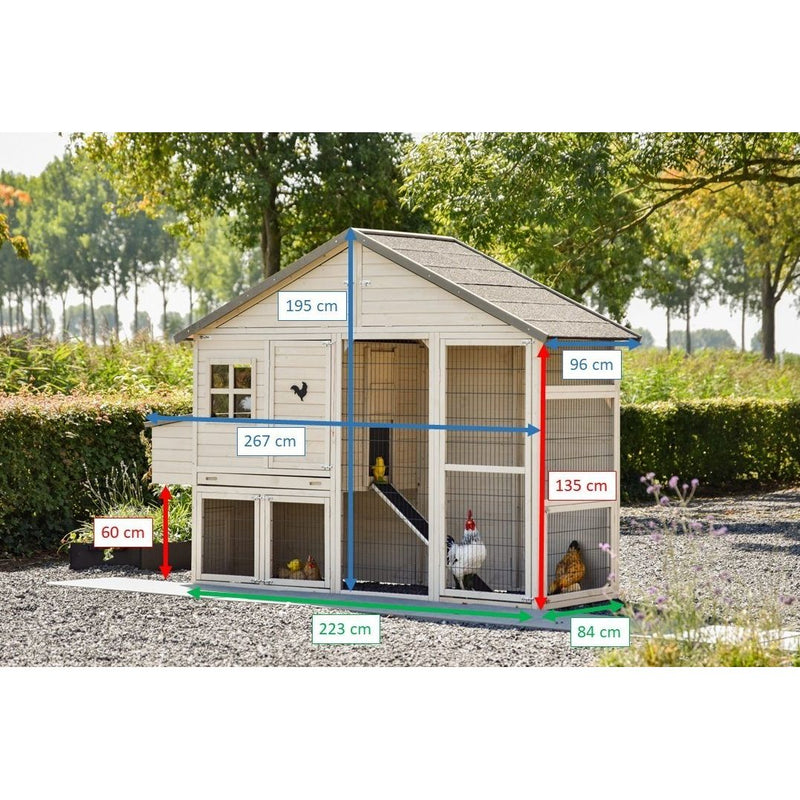 Holz-Hühnerstall mit Drahtgehege im Garten, mehrere Abteile und freier Auslauf; Messlinien veranschaulichen Höhe, Breite und Tiefe des Stalls.
