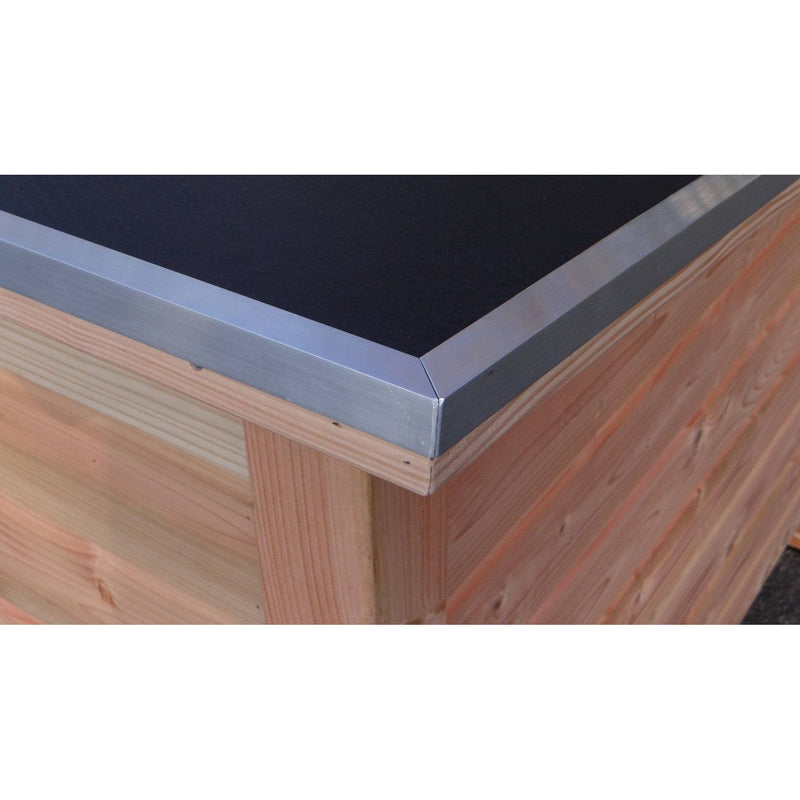 Nahaufnahme der Ecke einer Holzkonstruktion mit schwarzer Arbeitsplatte und silberner Metallkante.