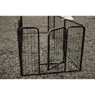 Schwarzer Metall-Gitterkäfig für Haustiere mit Tür, auf Kiesboden.