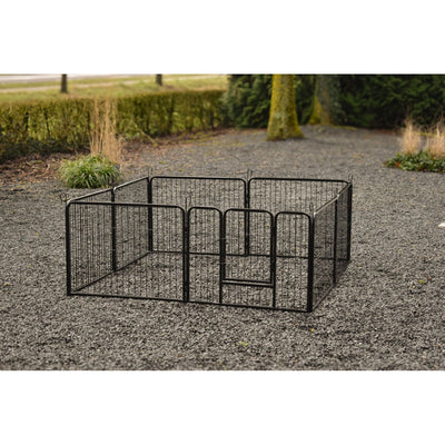 Schwarzes, modulare Metall-Laufgitter-Struktur für Hunde im Garten auf Kiesboden, Hintergrund mit Bäumen und Hecken.