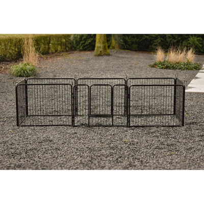Schwarzer modularer Metallgitterzaun mit Tür, als Hundgehege im Kiesgarten aufgebaut.