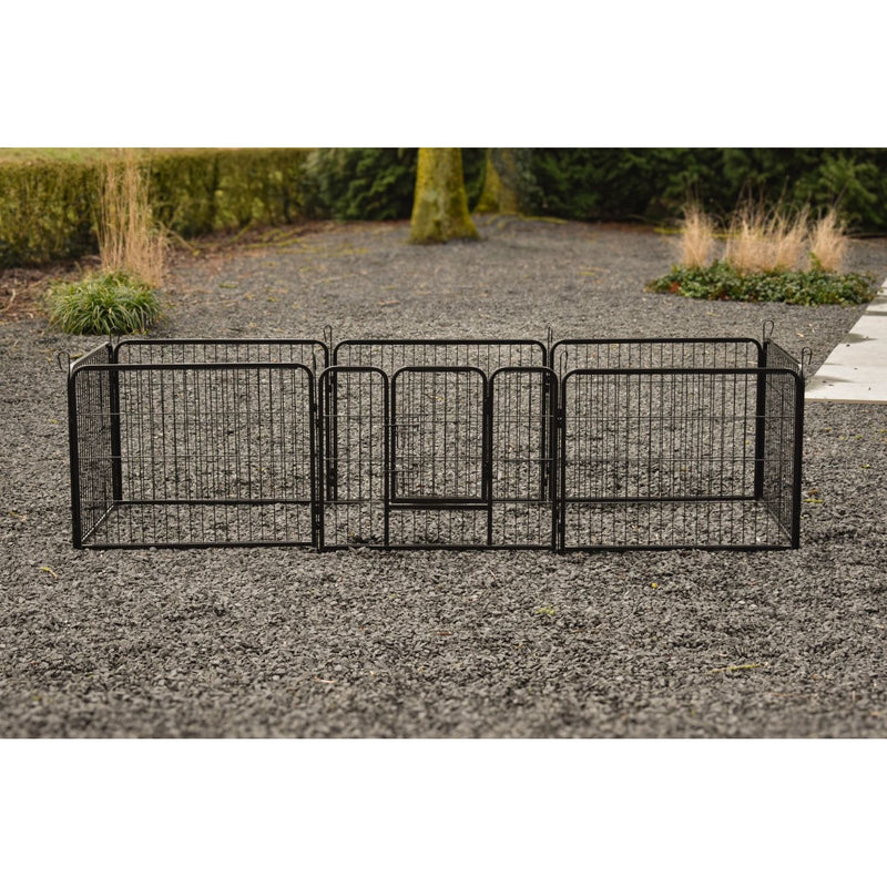 Schwarzer modularer Metallgitterzaun mit Tür, als Hundgehege im Kiesgarten aufgebaut.
