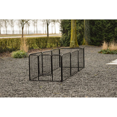 Schwarzes Metallzaun-Panel-Set aus Gittern, modular verbunden, auf Kiesboden im Garten, umgeben von Bäumen und Sträuchern.
