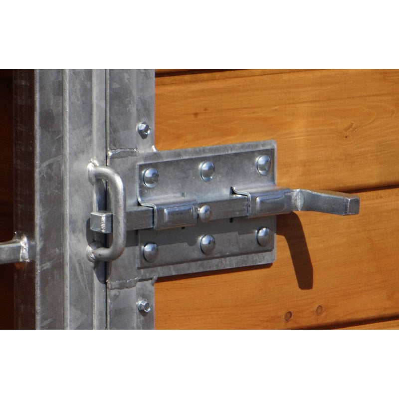 Nahaufnahme eines schweren Metall-Türriegel-Systems an einer Holztür, mit Schraubplatten, Bolzen und Türgriff.