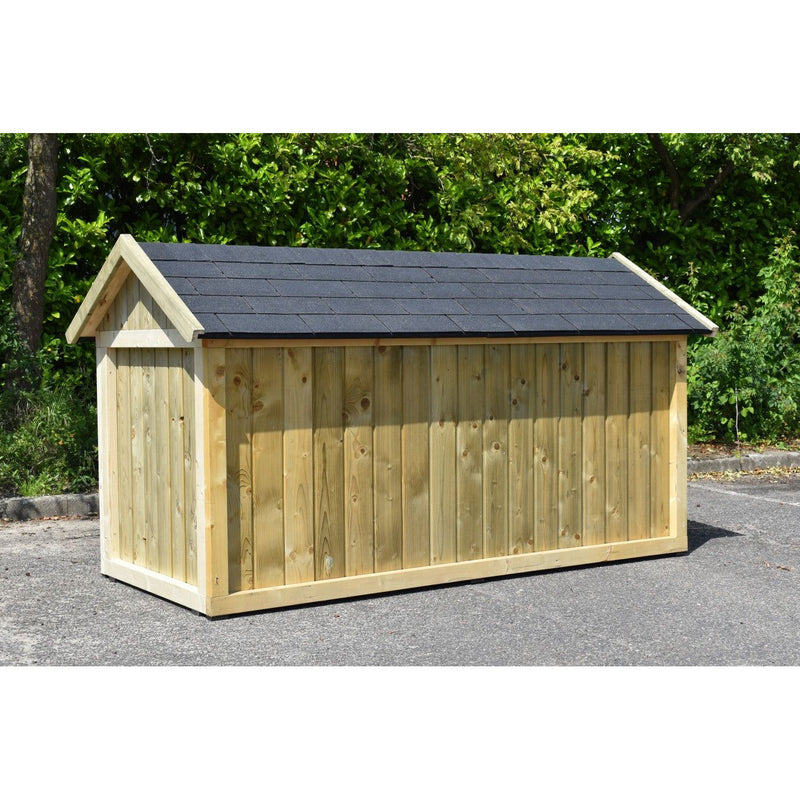 Holz-Gartenhaus mit dunklem Schindeldach, senkrechten Wandplanken und kleinem Giebelvorsprung, steht auf einer Asphaltfläche vor grünem Gebüsch.