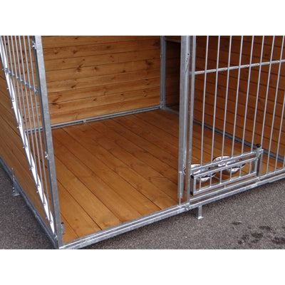 Leerer Innenraum eines Pferdeanhängers mit Holzboden, Holzpaneel-Wänden und Metallgitter-Trennwänden.