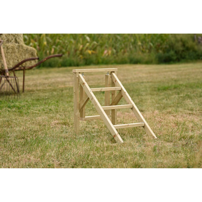 Holzleiter mit drei Stufen aus naturbelassenem Holz im Garten auf grünem Gras