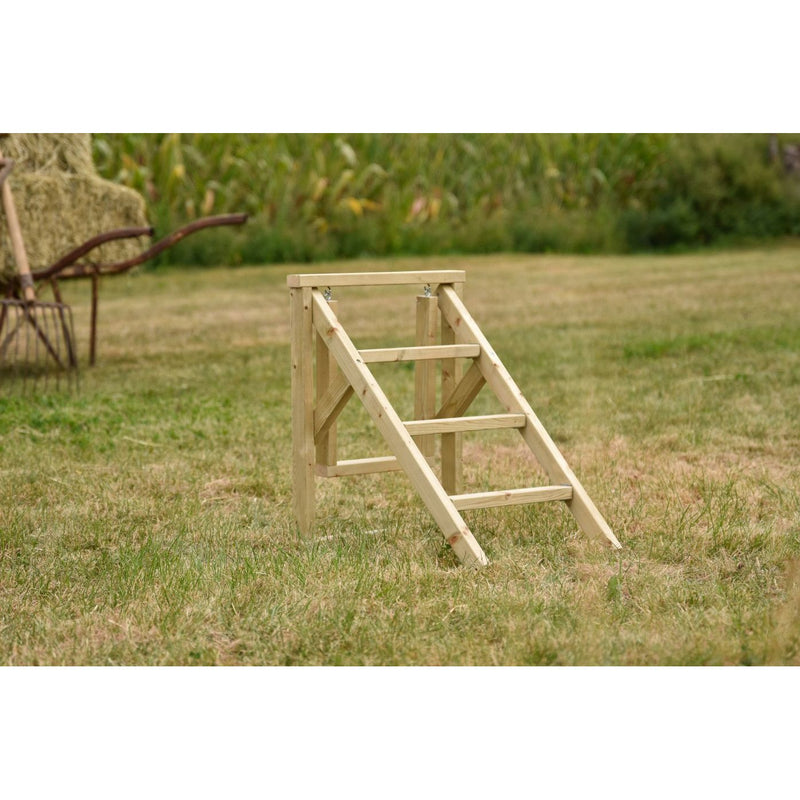 Holzleiter mit drei Stufen aus naturbelassenem Holz im Garten auf grünem Gras