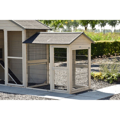 Holz-Hundezwinger mit Drahtgitter und kleinem Anbau im Garten – Aussenansicht eines freistehenden Haustiergeheges.