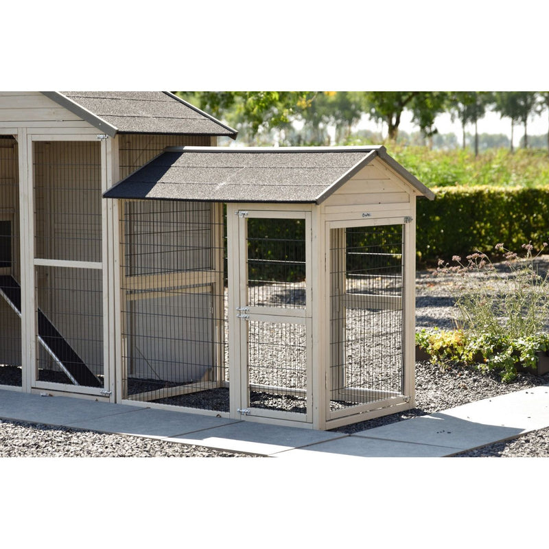 Holz-Hundezwinger mit Drahtgitter und kleinem Anbau im Garten – Aussenansicht eines freistehenden Haustiergeheges.