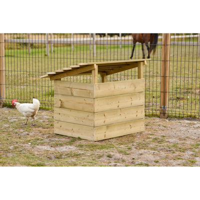 Holz-Hühnerstall mit schrägem Dach in einem eingezäunten Gehege; ein weisses Huhn läuft davor, im Hintergrund ein Pferd hinter dem Drahtzaun zu sehen.