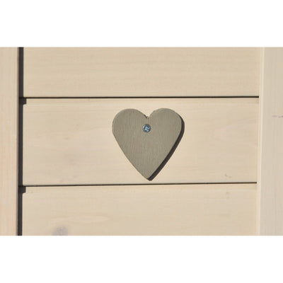Nahaufnahme eines grauen Holzherzens, das an einem hellen Holzpaneel befestigt ist, mit Schraubenkopf in der Mitte.