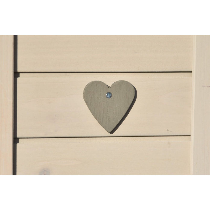 Nahaufnahme eines grauen Holzherzens, das an einem hellen Holzpaneel befestigt ist, mit Schraubenkopf in der Mitte.