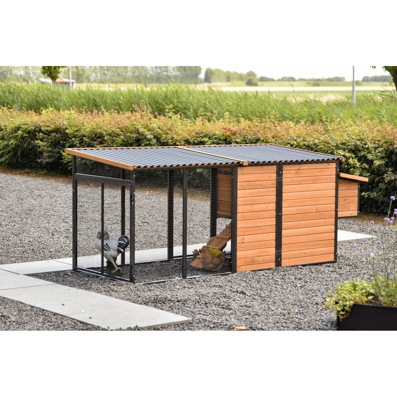 Hühnerstall aus Holz und Metall mit Schrägdach aus Blech, Drahtgehege und Kiesboden; ein Huhn im Auslauf.