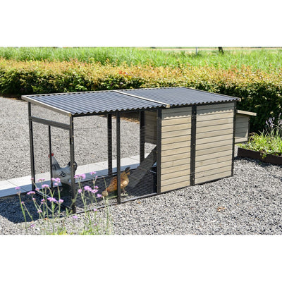 Hühnerstall mit Drahtgitterfront, Holzverkleidung und Wellblech-Dach auf Kiesboden im Garten; mehrere Hühner im Gehege